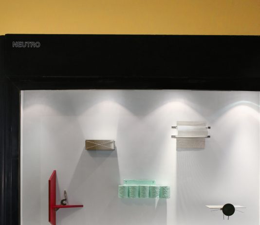 Nelle vetrine di Neutro, le mensole vanno in crisi: la mostra di Zaven a Reggio Emilia