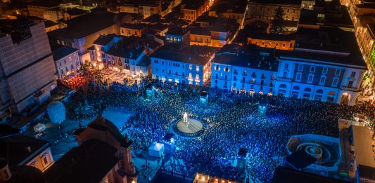 Da Maurizio Cattelan a Liu Bolin: al via L’Aquila Capitale della Cultura 2026