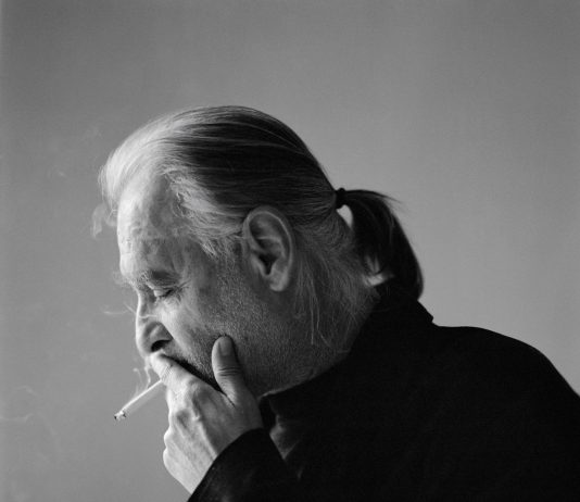 Addio a Béla Tarr, morto a 70 anni l’intransigente anarchico del cinema Béla Tarr