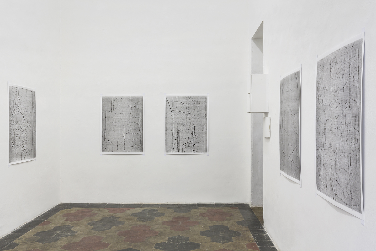 Stuart Ringholt, Verso Pictures, veduta della mostra, Quartz Studio, Torino