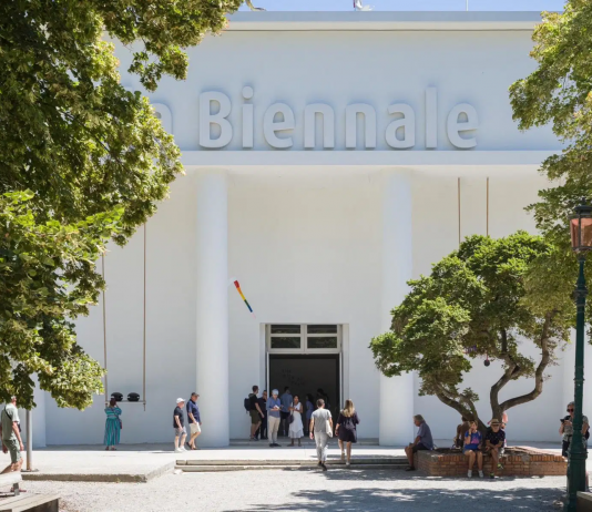 Padiglione Sudafrica fuori dalla Biennale 2026, il caso si complica