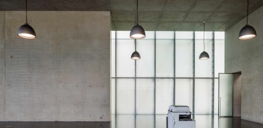 La Kunsthaus Bregenz ospita la mostra di un artista che vuole rimanere senza identità kusthaus bregenz