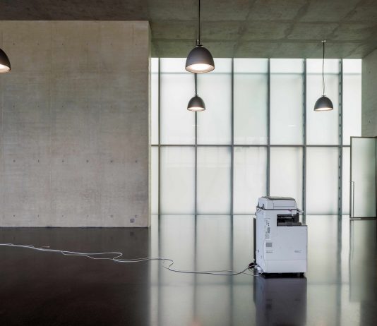 La Kunsthaus Bregenz ospita la mostra di un artista che vuole rimanere senza identità kusthaus bregenz