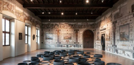L’eterno ritorno della nostra natura: Paolo Canevari alla Pinacoteca di Città di Castello Paolo Canevari, God Year, veduta della mostra, Pinacoteca Città di Castello, 2025, ph. Ilaria Lagioia e Pierpaolo Lo Giudice