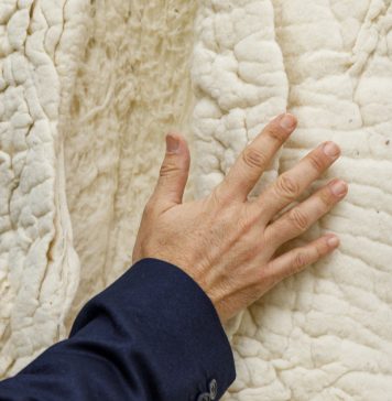 Nella pratica di Hella Gerlach, la scultura è una continua relazione con il corpo