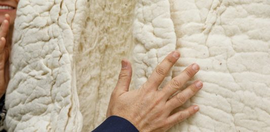 Nella pratica di Hella Gerlach, la scultura è una continua relazione con il corpo