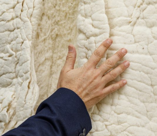 Nella pratica di Hella Gerlach, la scultura è una continua relazione con il corpo