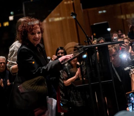 Se l’impegno diventa un problema: il caso Nan Goldin all’Art Gallery of Ontario Neue Nationalgalerie di Berlino