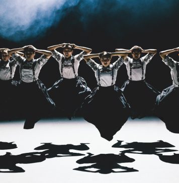 NDT 2, tre visioni della danza contemporanea a Modena, tra tensione e humour