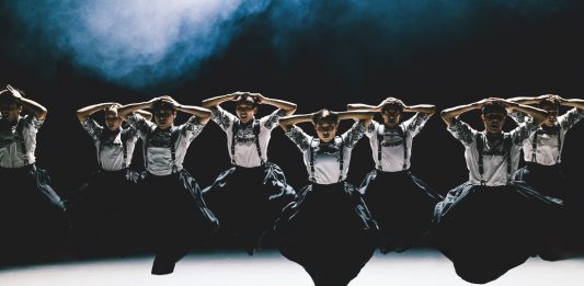 NDT 2, tre visioni della danza contemporanea a Modena, tra tensione e humour