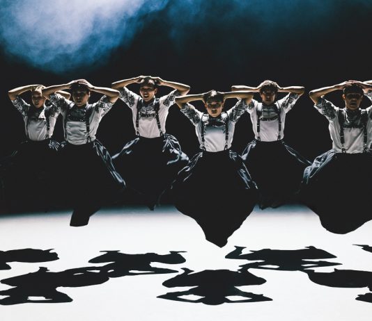 NDT 2, tre visioni della danza contemporanea a Modena, tra tensione e humour