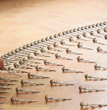 Nelle opere di Gianni Moretti, la memoria richiede cura: la mostra a Perugia