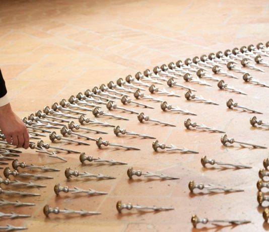 Nelle opere di Gianni Moretti, la memoria richiede cura: la mostra a Perugia