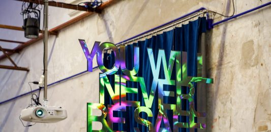 Pennacchio Argentato, come le immagini diventano dispositivi di conflitto Pennacchio Argentato, Walking Backwards into Tomorrow, 2026, veduta della mostra, La Santissima, Community Hub, courtesy the artists and Collezione Agovino, ph. Danilo Donzelli