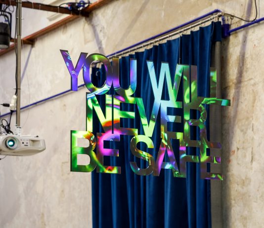 Pennacchio Argentato, come le immagini diventano dispositivi di conflitto Pennacchio Argentato, Walking Backwards into Tomorrow, 2026, veduta della mostra, La Santissima, Community Hub, courtesy the artists and Collezione Agovino, ph. Danilo Donzelli