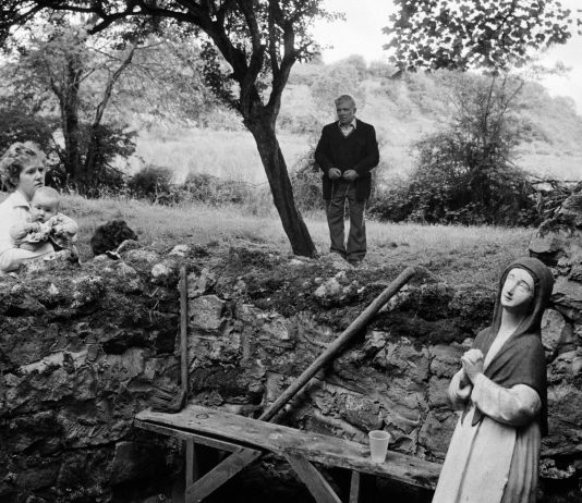 A Fair Day: il cold case irlandese di Martin Parr, prima del colore