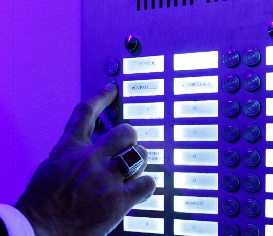 Come dare luce a un’opera impossibile: Antonello Ghezzi al Museo Lercaro