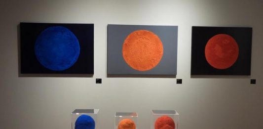 Materia, colore e fotografia in dialogo allo Spazio Merlo di Roma