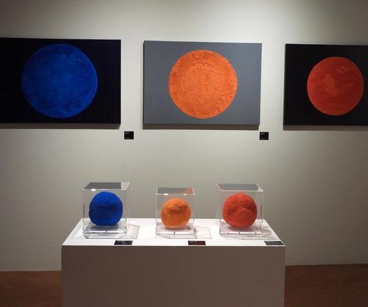 Materia, colore e fotografia in dialogo allo Spazio Merlo di Roma