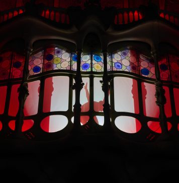 Lo spazio d’arte contemporanea di Casa Batlló apre con un videomapping monumentale