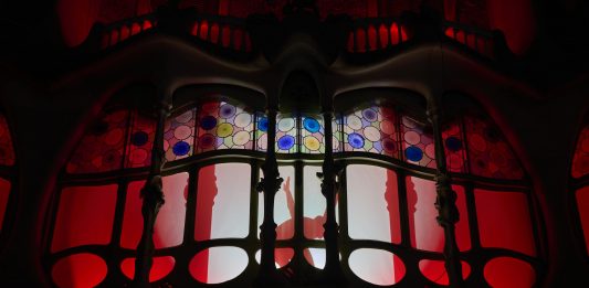 Lo spazio d’arte contemporanea di Casa Batlló apre con un videomapping monumentale Casa Batlló mapping