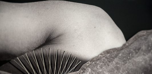 Scoprire l’altro con delicatezza, nelle immagini sensoriali di Betty Salluce