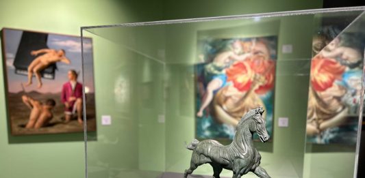 Tra Sogno e Magia – Pittura Surreale e Fantastica fino al 3 maggio 2026 una mostra dove il sogno diventa visione all’Ex Chiesa di Santo Stefano a Mondovì