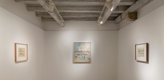 Un mondo senza bandiere: l’opera di Opiemme in mostra a Venezia