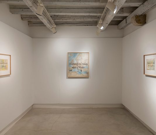 Un mondo senza bandiere: l’opera di Opiemme in mostra a Venezia