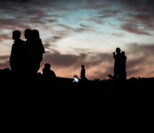 Un’asta per il Rojava: gli artisti si mobilitano per sostenere la regione curda sotto attacco