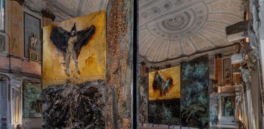Alchimiste a confronto con le Cariatidi: l’installazione monumentale di Kiefer a Palazzo Reale di Milano è un affondo nella Storia