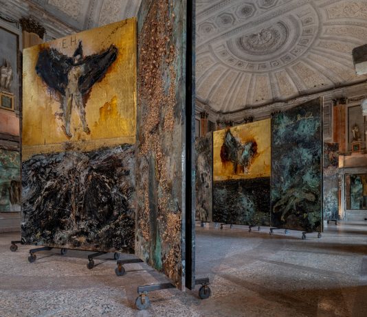 Alchimiste a confronto con le Cariatidi: l’installazione monumentale di Kiefer a Palazzo Reale di Milano è un affondo nella Storia