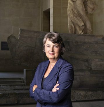 La direttrice del Louvre Laurence des Cars si dimette dopo il furto dei gioielli della Corona