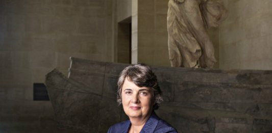 La direttrice del Louvre Laurence des Cars si dimette dopo il furto dei gioielli della Corona Laurence des Cars