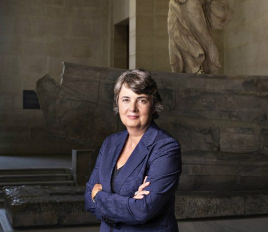 La direttrice del Louvre Laurence des Cars si dimette dopo il furto dei gioielli della Corona