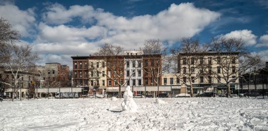 Nevicate da record a New York, musei chiusi e spalatori d’emergenza New York neve