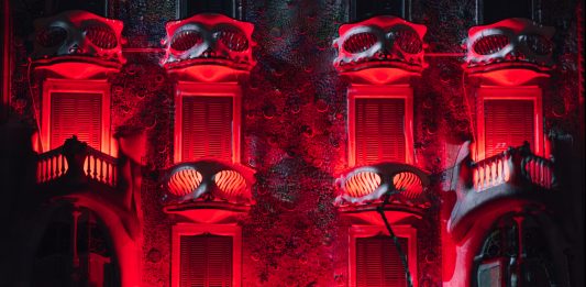 Lo spazio d’arte contemporanea di Casa Batlló apre con un videomapping monumentale