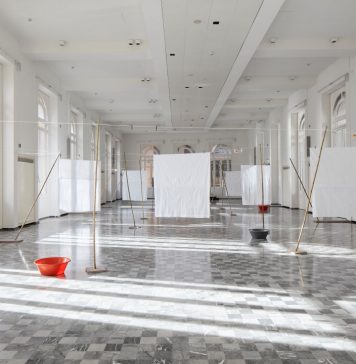 Tra ombre e lenzuola: Francisco Tropa trasforma Palazzo De’ Toschi a Bologna in uno spazio del tempo ciclico