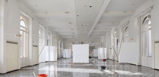 Tra ombre e lenzuola: Francisco Tropa trasforma Palazzo De’ Toschi a Bologna in uno spazio del tempo ciclico Francisco Tropa