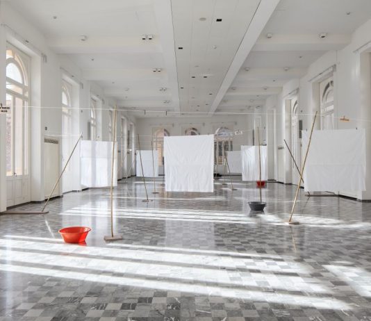 Tra ombre e lenzuola: Francisco Tropa trasforma Palazzo De’ Toschi a Bologna in uno spazio del tempo ciclico Francisco Tropa