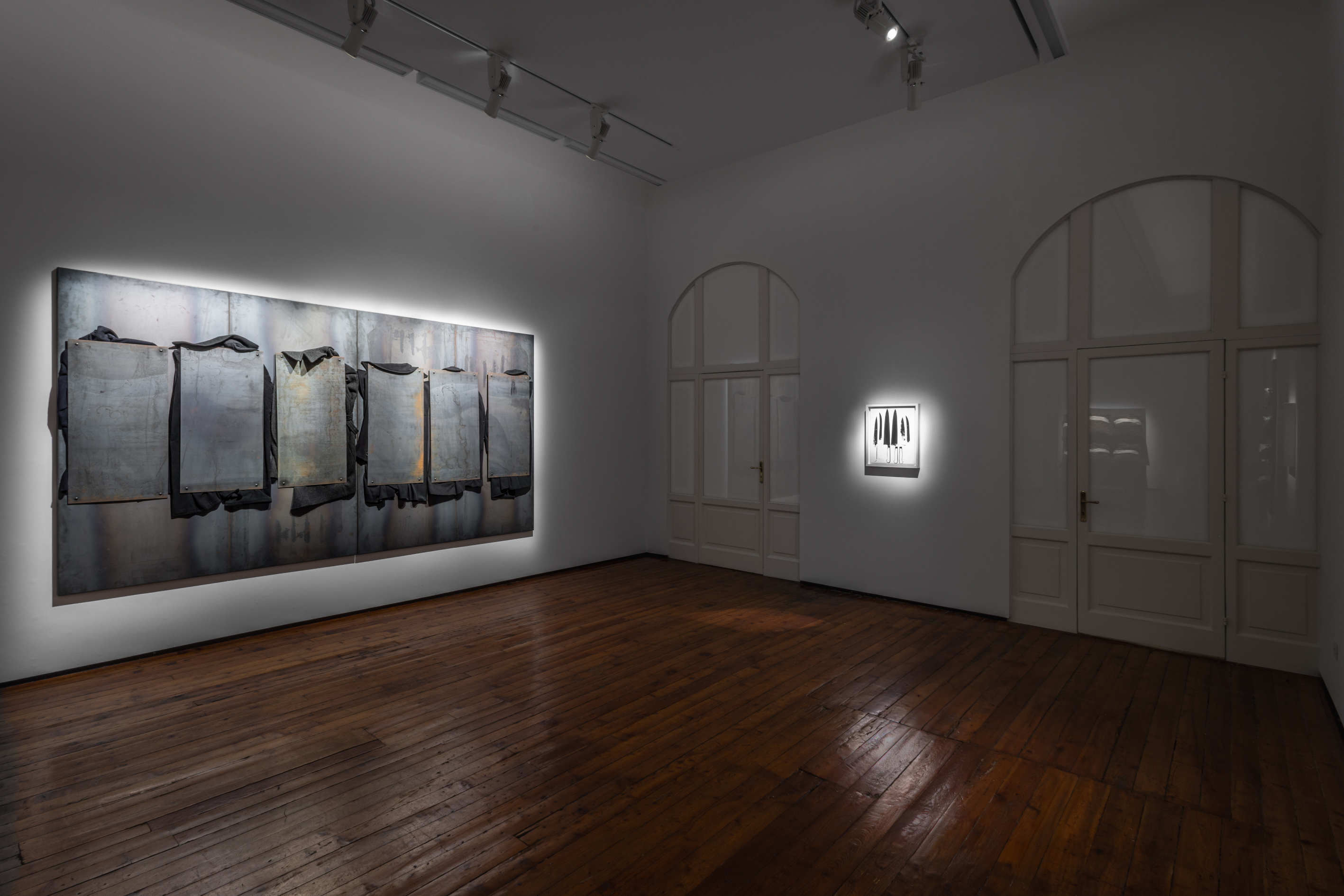 Veduta della mostra KOUNELLIS WARHOL. La messa in scena della tragedia umana, Galleria Fumagalli, Milano, 2025. Foto Guido Rizzuti. Courtesy Galleria Fumagalli