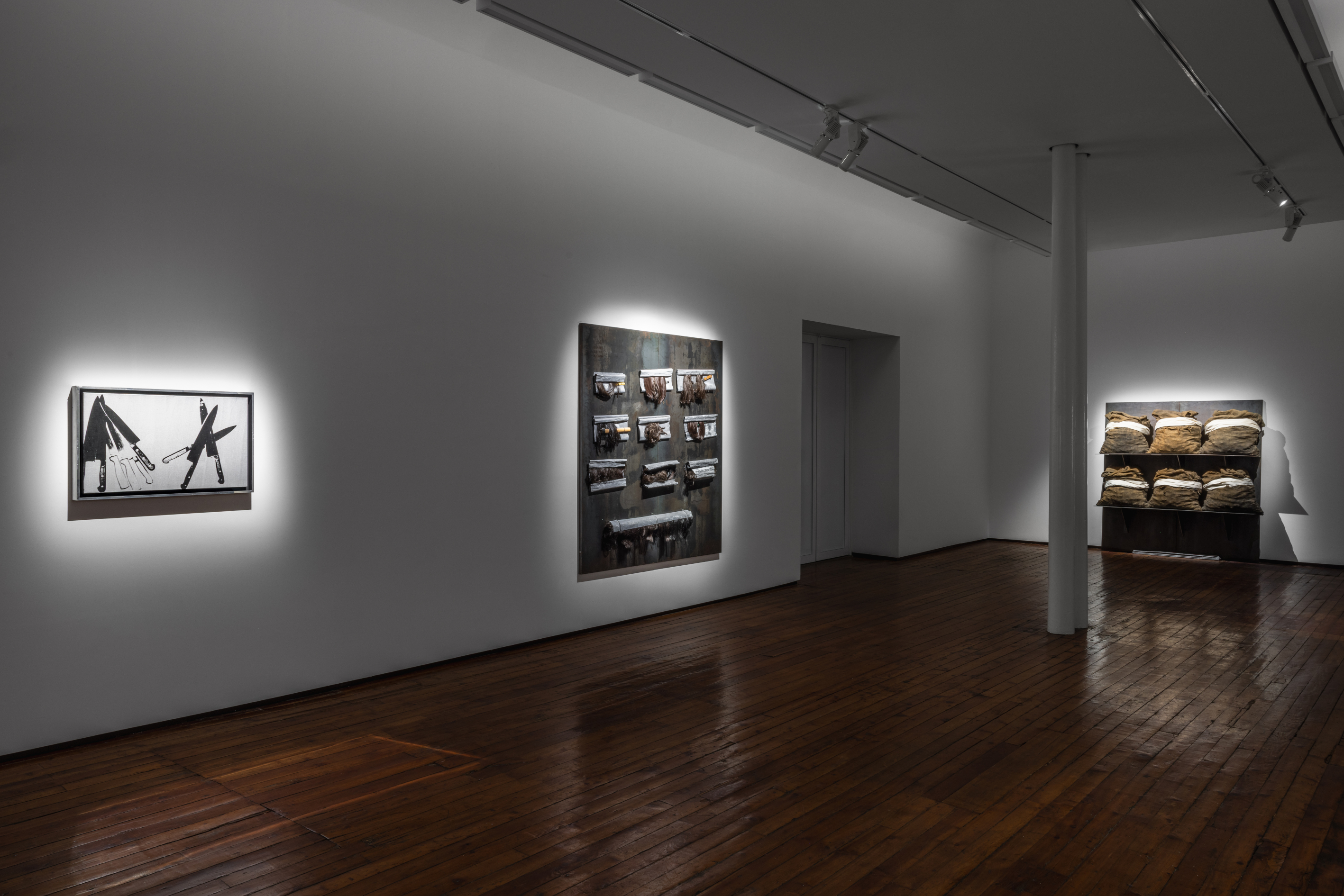 Veduta della mostra KOUNELLIS WARHOL. La messa in scena della tragedia umana, Galleria Fumagalli, Milano, 2025. Foto Guido Rizzuti. Courtesy Galleria Fumagalli