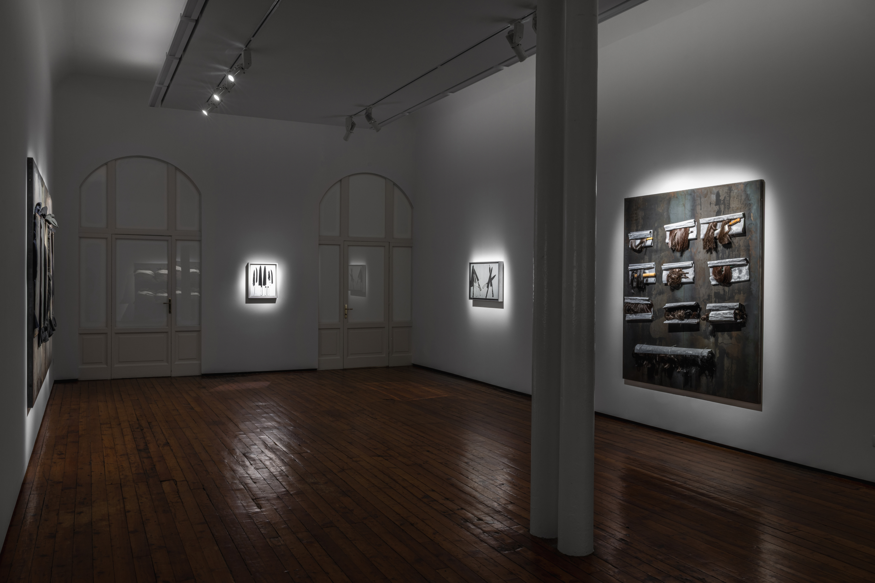 Veduta della mostra KOUNELLIS WARHOL. La messa in scena della tragedia umana, Galleria Fumagalli, Milano, 2025. Foto Guido Rizzuti. Courtesy Galleria Fumagalli