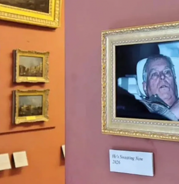 Epstein files, gli attivisti espongono al Louvre la foto dell’ex principe Andrew