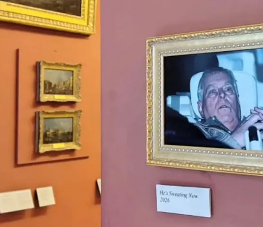 Epstein files: gli attivisti espongono al Louvre la foto dell’ex principe Andrew
