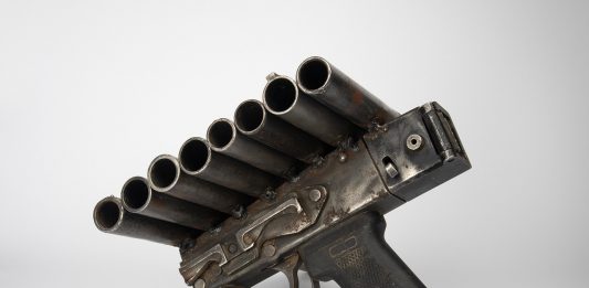 Pedro Reyes trasforma le armi in strumenti musicali: l’installazione a Bergamo