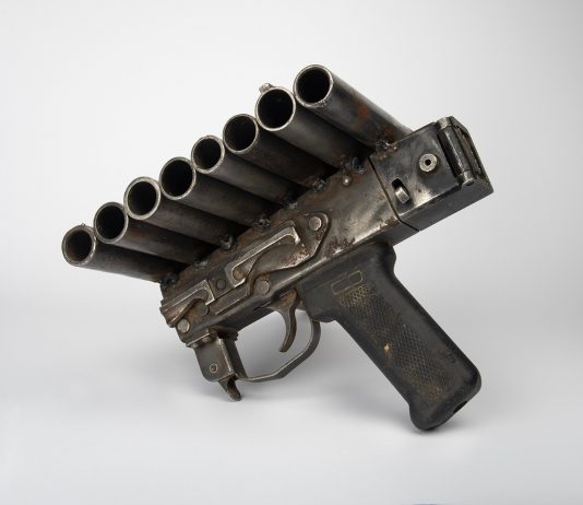 Pedro Reyes trasforma le armi in strumenti musicali: l’installazione a Bergamo