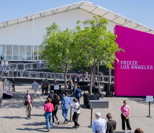 Frieze Los Angeles 2026 apre le porte al Santa Monica Airport frieze los angeles 2026
