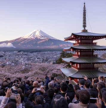 Il Giappone cancella il festival dei ciliegi al Monte Fuji per overtourism
