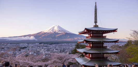 Il Giappone cancella il festival dei ciliegi al Monte Fuji per overtourism